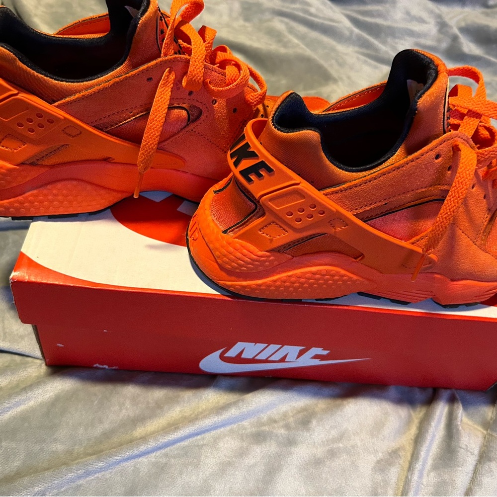 Used orange Nikes*Make me an offer*🌺